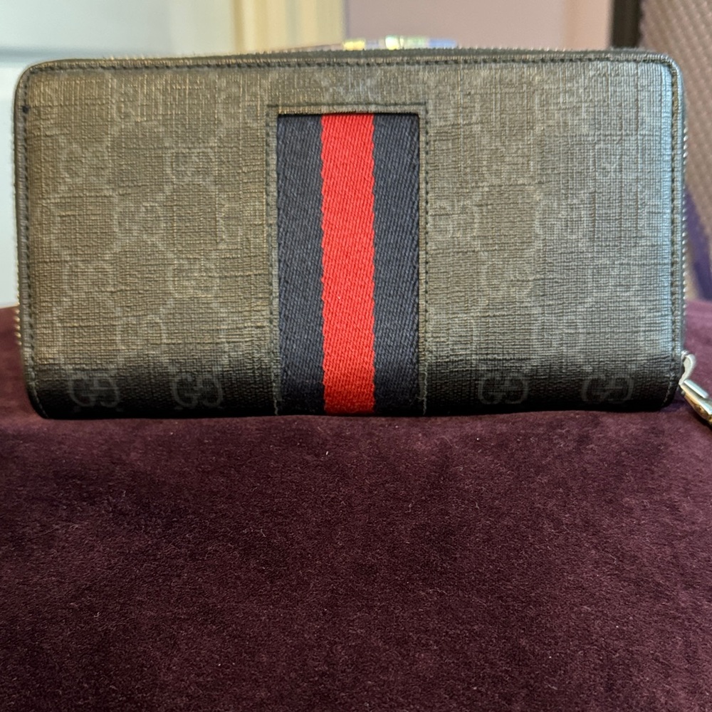 Gucci GG Supreme Zip Around Wallet Navy Blue Red